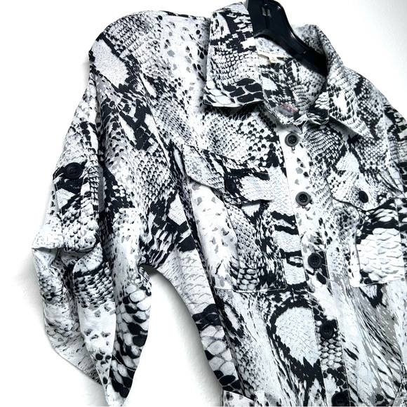 Main Strip Snake Print Culotte Belted Jumpsuit - Picture 9 of 11